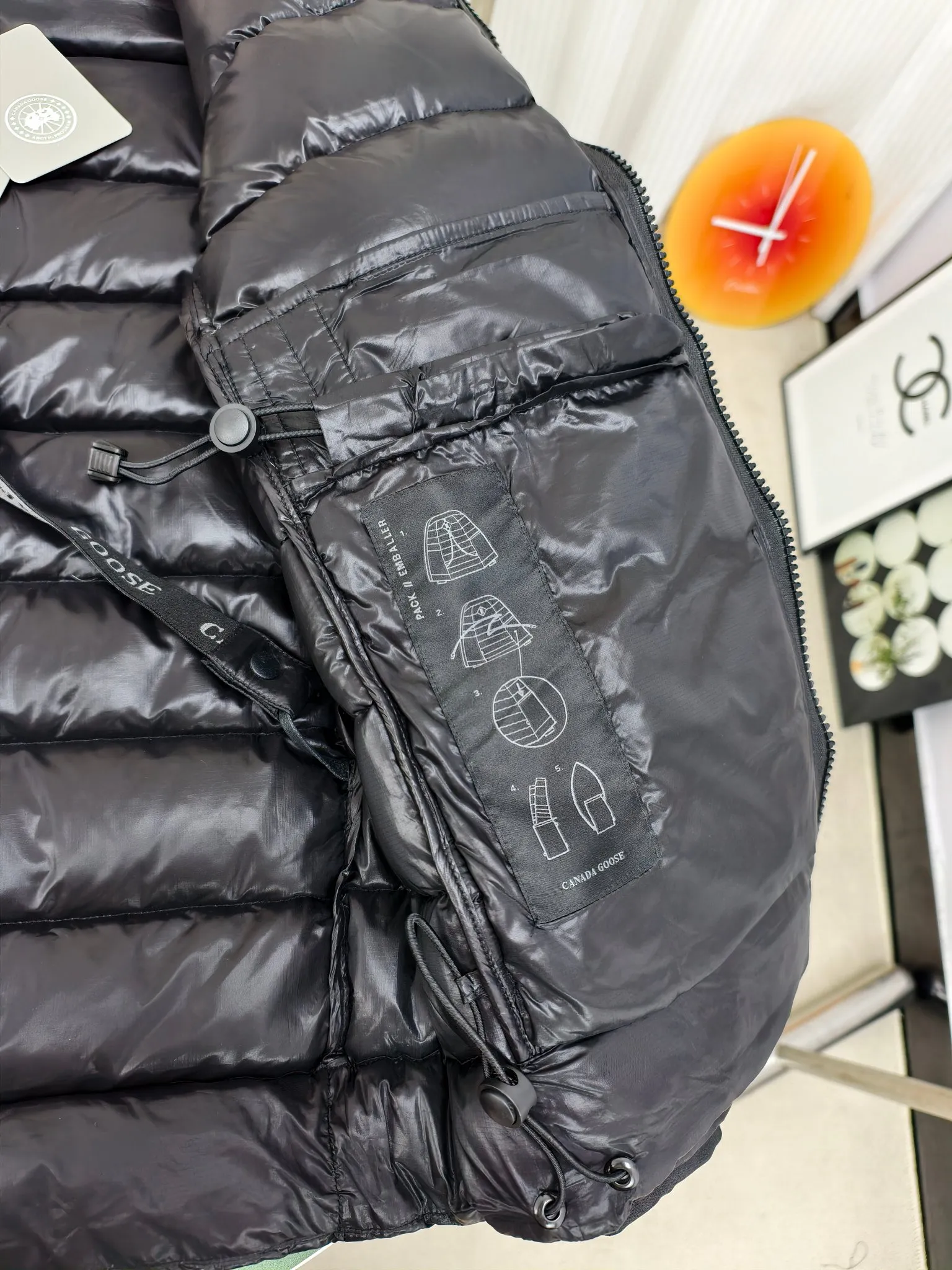 P880 2228M model (high version) Canada goose Crofton down jacket, this is a down jacket suitable for late autumn and early winter: on cold and rainy mornings, it can be used as a layer of warmth inside the rainproof jacket, and can be worn alone in the late autumn and early winter with a little bit of coolness. Filled with white duck down. The Crofton Jacket is a versatile, lightweight and versatile piece that even packs itself in for easy transport. The inner layer has removable elastic straps, making the jacket easy to carry on the shoulder and hands-free. 2 zippered hand pockets with fleece fabric on the knuckle side for softness and warmth. Color: black with black label, black with red label, ocean blue, superoxide blue, silver birch red label, silver birch black label Size: XS-2XL